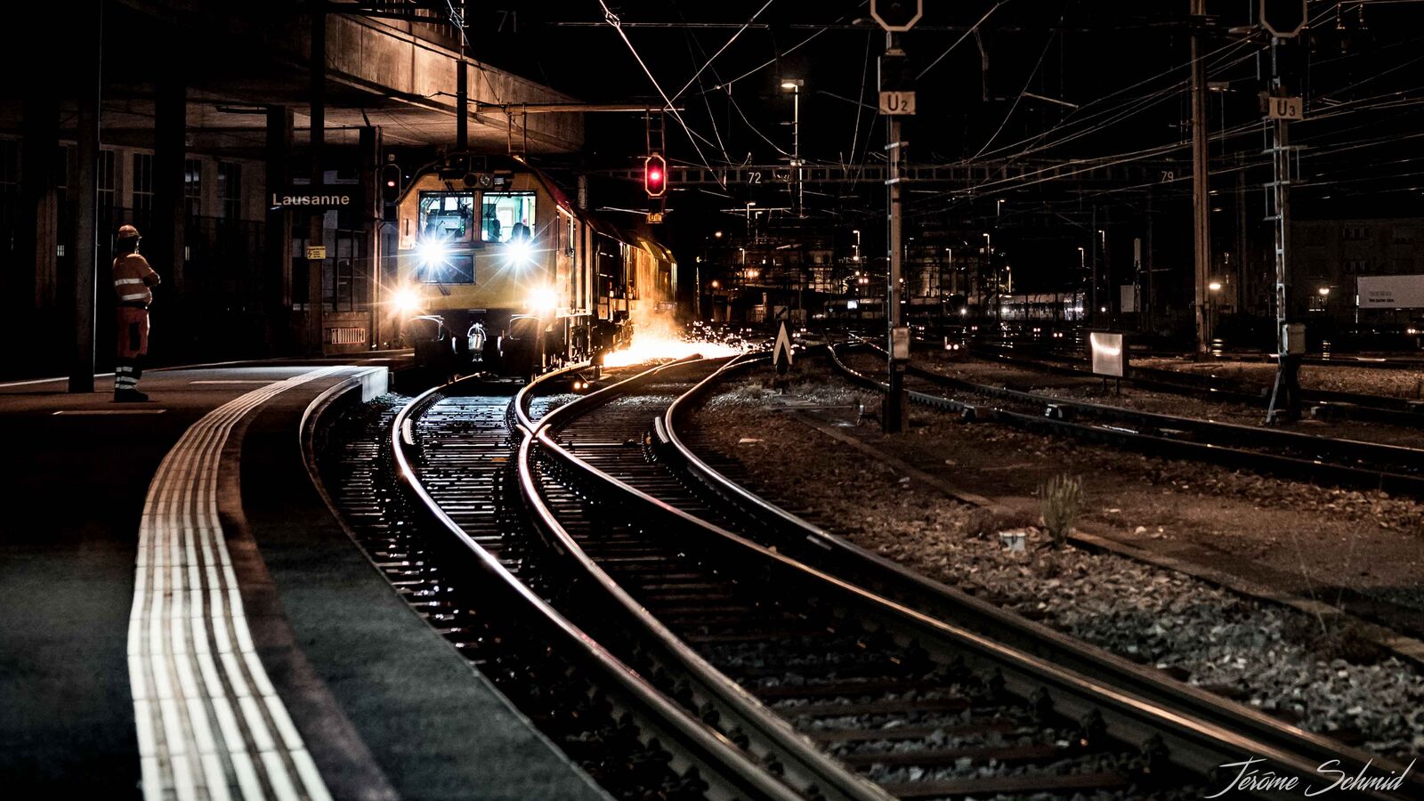 Grizzly 106 — meulage de nuit en gare de Lausanne