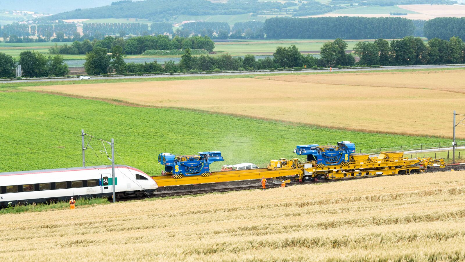 Machine Pulcal-S en opération sur chantier ferroviaire — vue aérienne